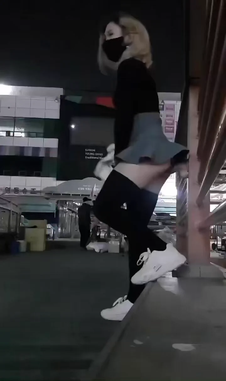 太刺激❗️❗️❗️街头露出自慰，走哪插哪不惧路人，扫马路的大爷都看呆🤣🤣🤣@RLWJ_kuking@JWCJ_kuxs https://t.co/VGPvFnhQRc
