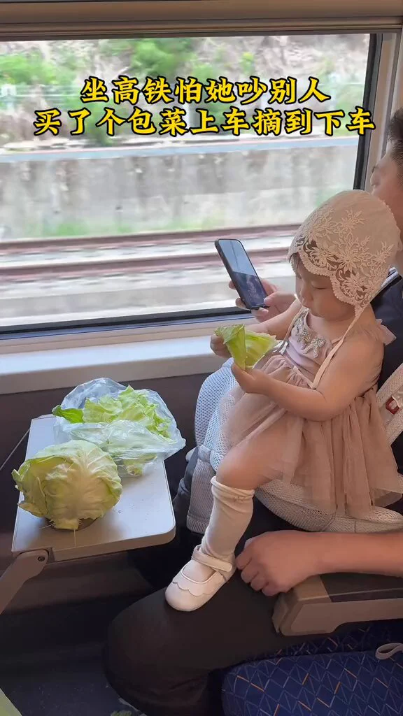 朋友说他小时候坐车嘴里必须含一口水，他爸妈说他这样才不晕车，等他都20多岁了才想明白，原来他爸妈嫌他话多 https://t.co/yKiFF1fbEC