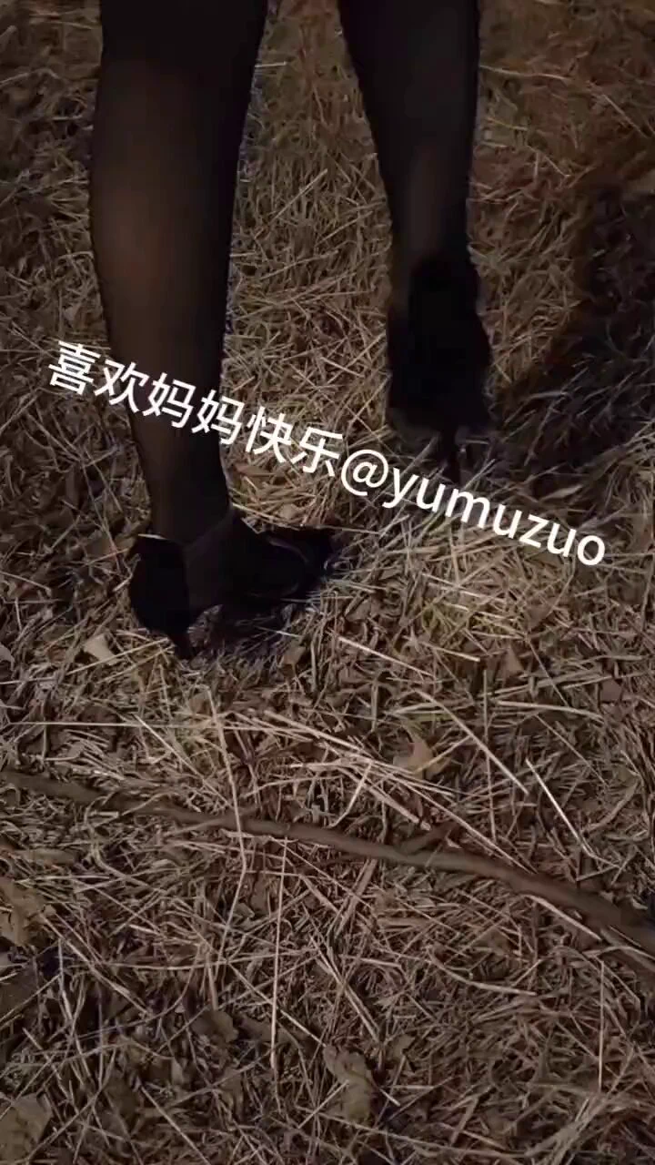 骚姨今天穿了吊带袜，高跟鞋，去了小区傍边，我想让她尿尿，她有点害羞，就把屁股往后顶了顶，原本想把她内裤趴了直接干，远处有个工地上有人抽烟，是不是望向我们，姨有点害怕，没有实现。 https://t.co/DCnibG48tY