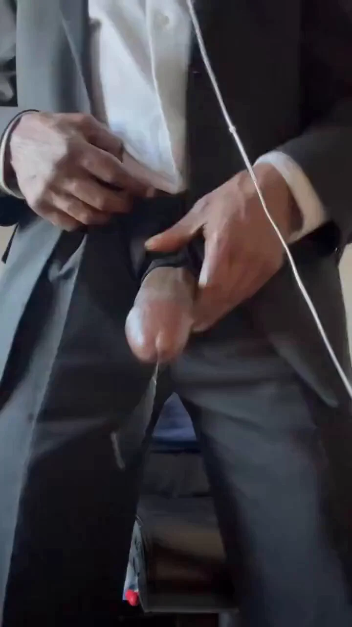 不管看多少遍还是好戳我🥹穿西装，健壮的男人真的帅死了，健康平坦的小腹🥰饱满雄伟粗壮的阳具，上面挂着的那滴甘露就是在赤裸的勾引女生了好吧！他还很心机的把视角调成女生跪着的样子，好坏🫣 https://t.co/Pv3q6Bqgb7