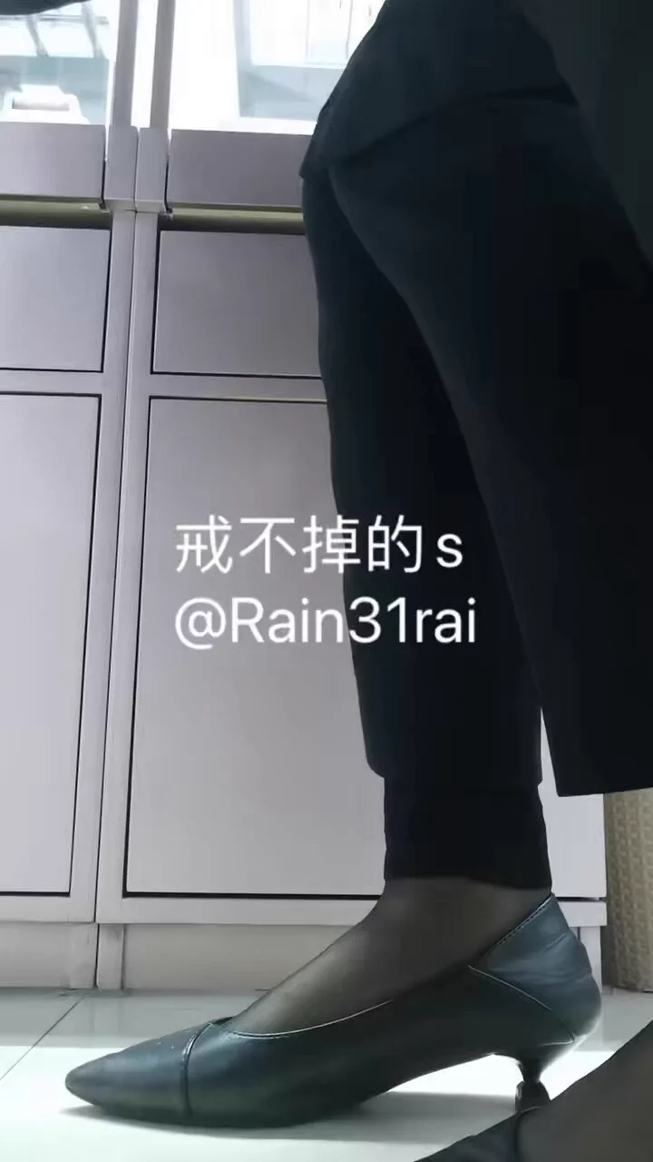 #专柜收丝 #柜姐丝袜 也是最近开发的柜姐，主打一个听话，本来已经换棉鞋穿棉袜了，经过我的套路沟通要求不特别冷的天就穿着高跟鞋短黑丝几把套子，让拍视频就拍，拍的还挺好。她打算拉着店里所有店员出丝袜，服了太多了玩不过来了，明天去拿刚穿完的，估计也就几双，需要的联系奥。 https://t.co/EMTbL3nRo1