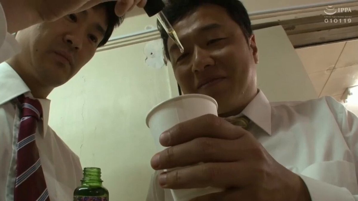 下药玩弄学生妹，喝下去之后，全身发热，下面瘙痒难耐

后面更是直接强行喂了更多的药，还有涂抹的，被玩的一直潮吹喷

完整版视频在telegram电报群
202410276 https://t.co/1svO9mhtx1