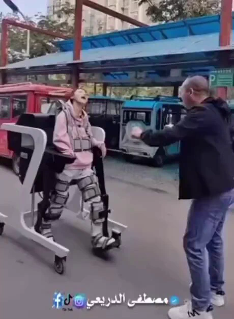 A father's joy his daughter feels the sensation of walking for the first time, in a machine he built 

  https://t.co/AMiKbXFLt1