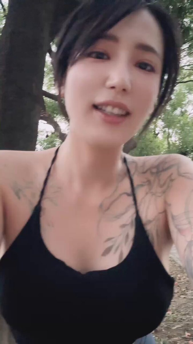 公園的阿北都在盯著我看…💦 https://t.co/t44K8hhHpC