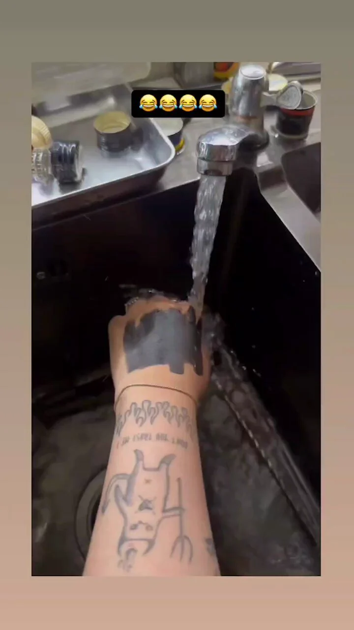 パーティーで使った絵の具が落ちていないことに気づいた瞬間 https://t.co/XDhx1KJ2nb
