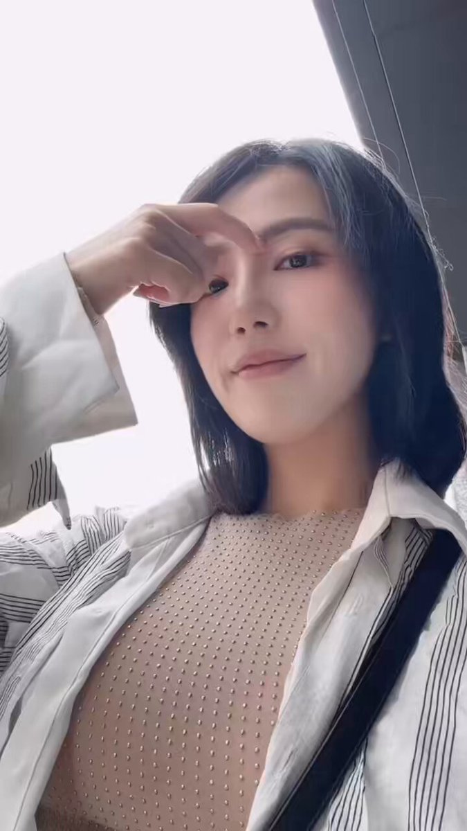 今天主打一個
.
.
.
.
.
.
.
衣服沒燙的風格🤪🤪🤪

#我是卡利 #暗黑楊謹華 https://t.co/h6B42cNLex