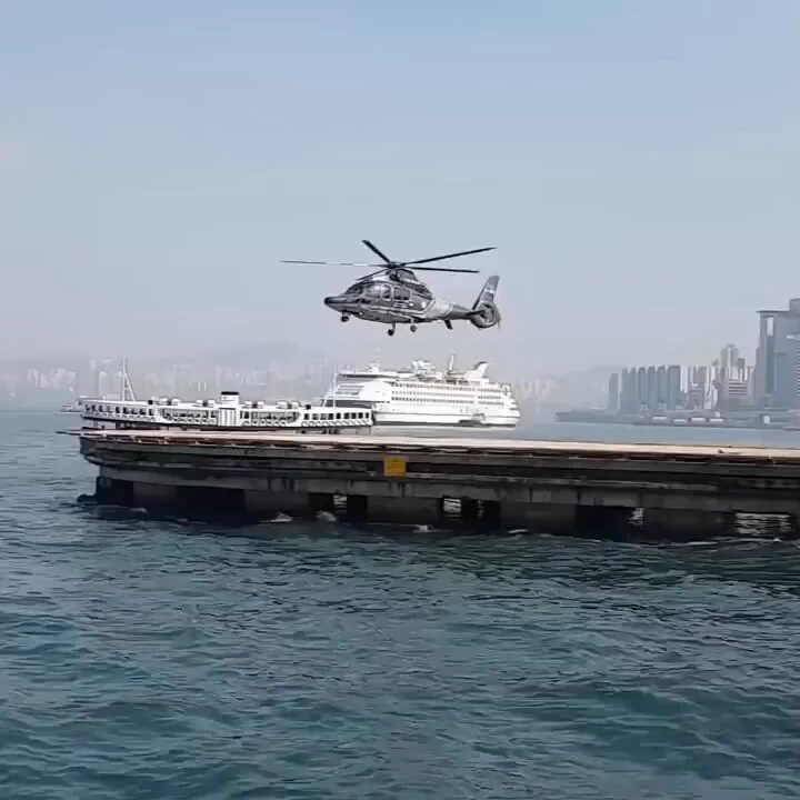 It never gets old. 

When a helicopter's propeller is perfectly synced with the camera frame rate, the result is always astounding.

[📹 Chris Fay]
https://t.co/ZqVIH5IUXB