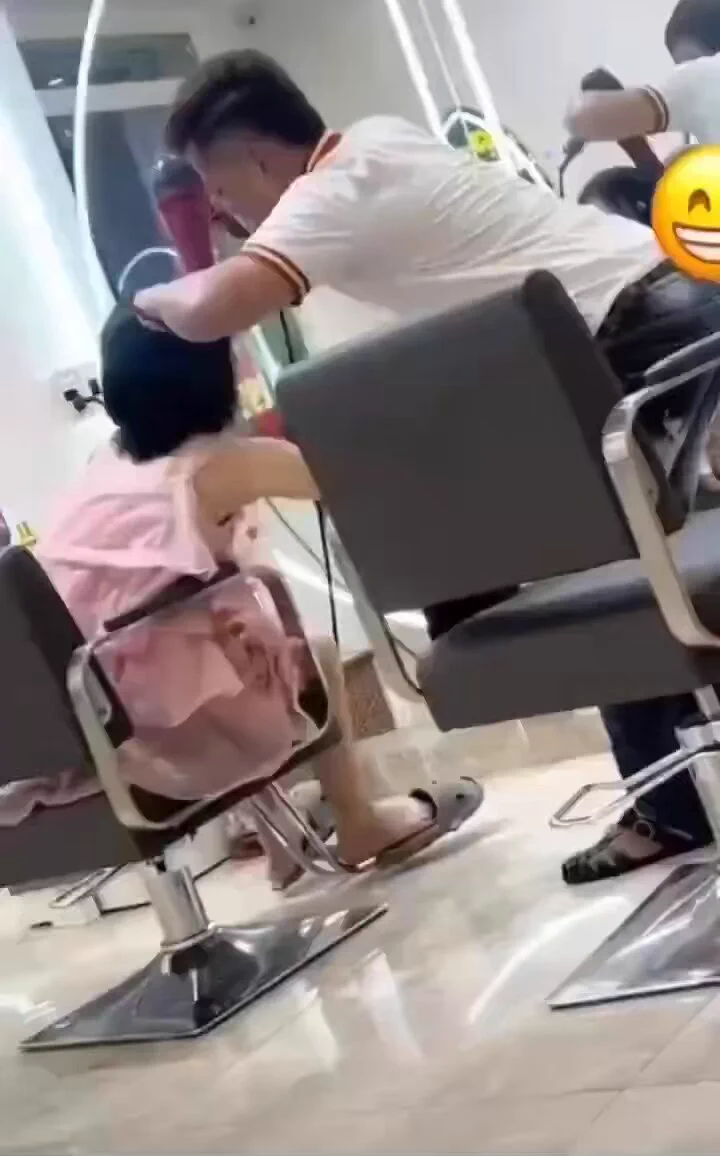 中国现在经济塌方，理发都这么卷啊！ https://t.co/CGBc3iCTvw