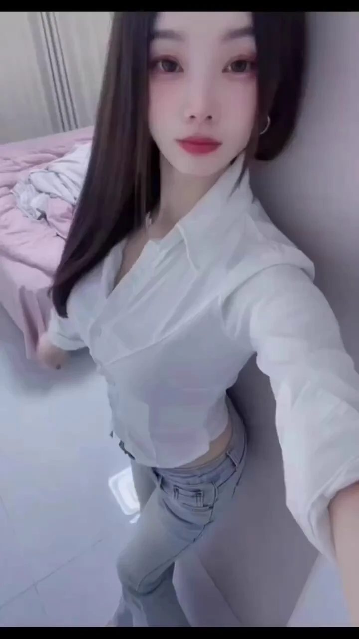上班出门臭美一下～新入职不久，目前感觉公司氛围还是可以的，可能还不太熟，他们都觉得我比较高冷… https://t.co/x1qPe0e3YC
