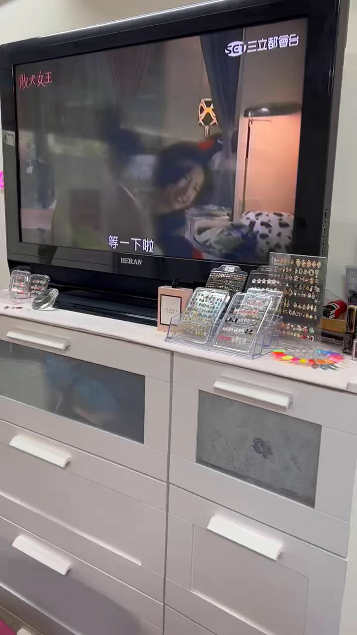 好好笑😆女人的時間寶貴啊！敗犬女王真的好好看~等等14:00客人要來，準備要忙了但我好想看電視&gt;&lt; https://t.co/eoeTBKOQne