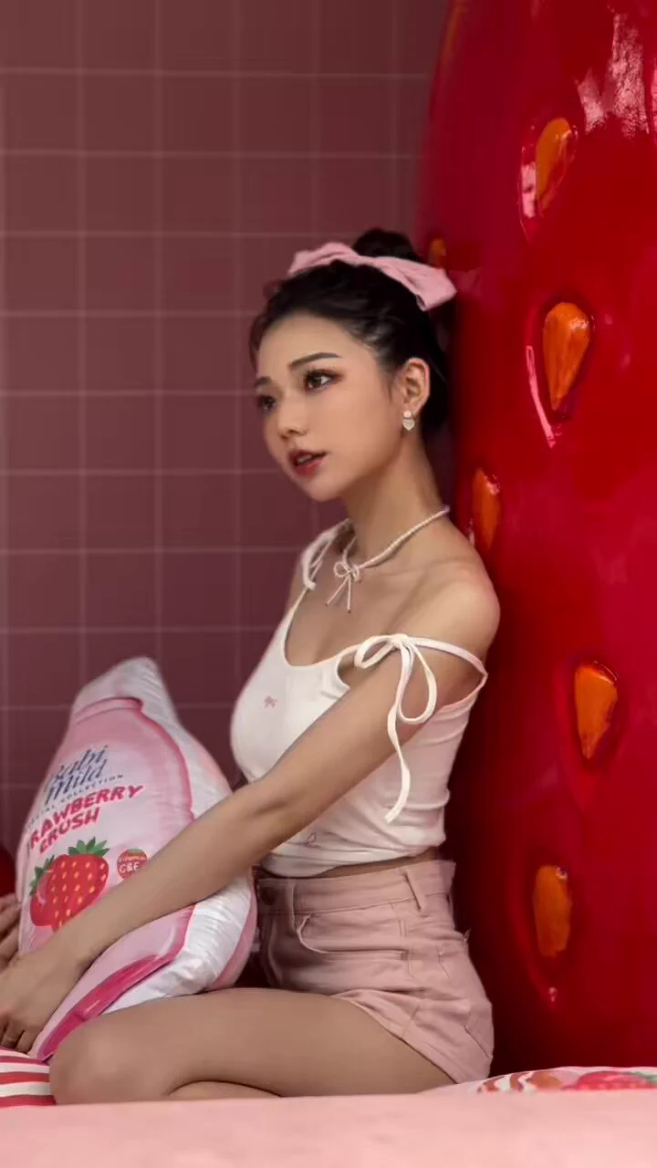 最近又開始被刪文了乖乖發點安全牌🍓🍓🍓🎀啾啾首本海外寫真-泰國🇹🇭5299/9999套組裡面才有2025桌曆喔！寫真書/海報/桌曆 照片皆不重複🥰https://t.co/wRHIJWSViS https://t.co/micviI9DeX
