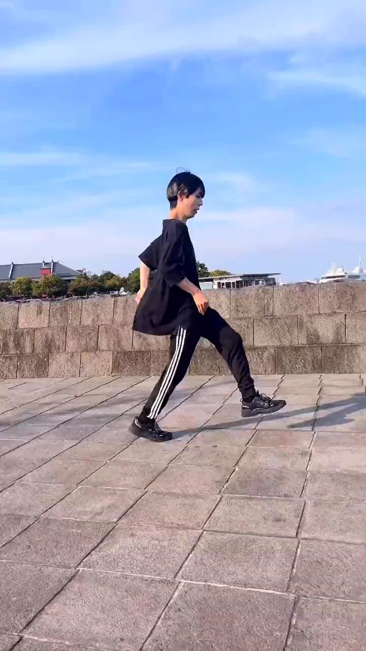 スリックバック（空中ウォーク）のやり方🥳自分は出来る気がしませんが😇https://t.co/UcFWSS1FuM