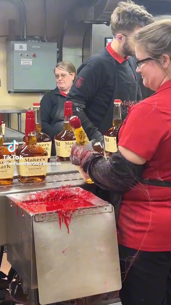 メーカーズマークの上の部分ってこんな適当だったの？笑

 https://t.co/fqh5fZe8Nd