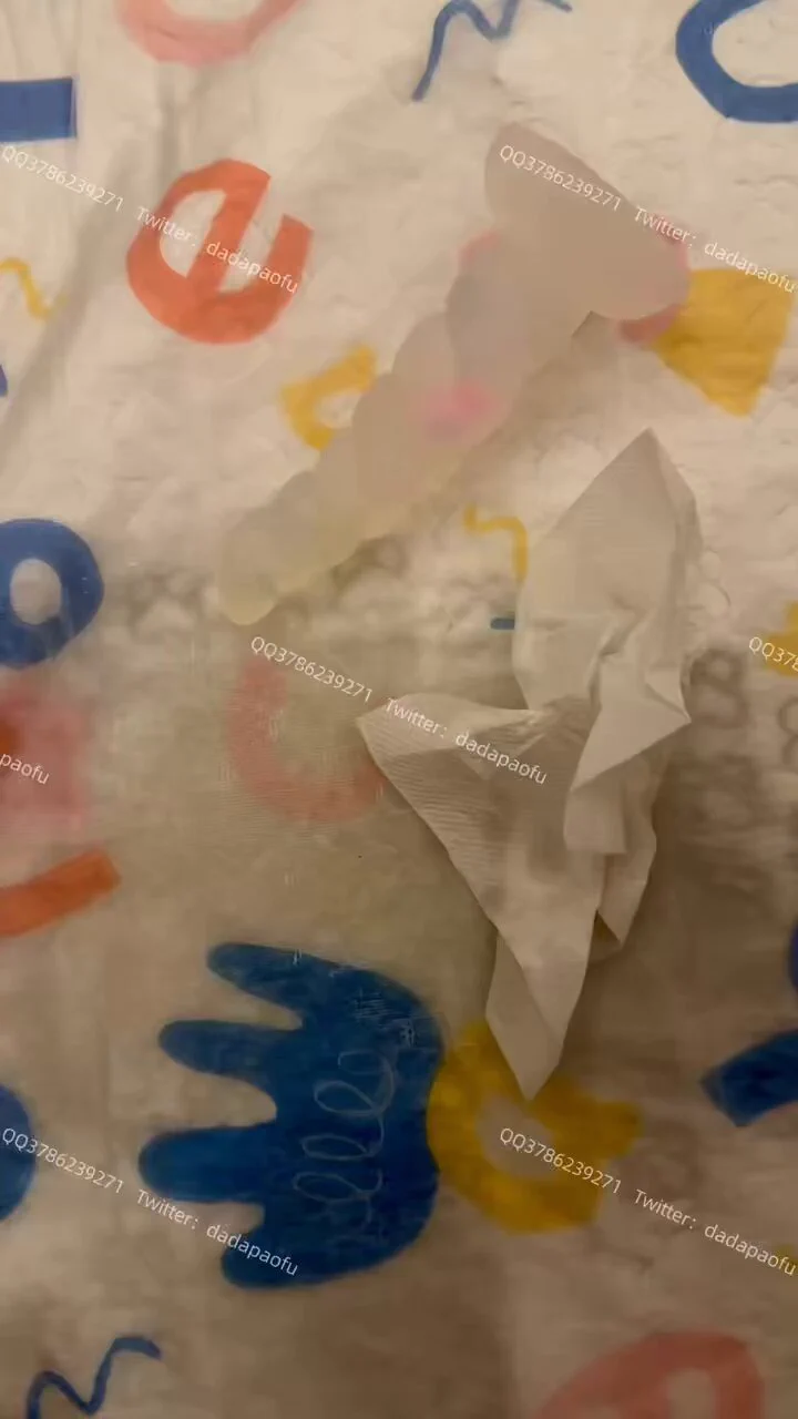 呜呜又没忍住🥵💧💦💦专门垫了垫子为了避免手冲时候用误伤地毯不知道是水太多了还是垫子质量太差了还是把地毯浸透了这地毯真成了我原味地铁了 https://t.co/FDzHbgCY2I