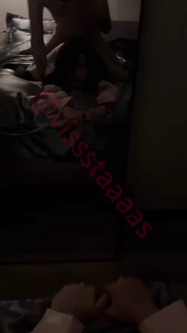 一开始她觉得很羞耻，不断加快的抽插让小母狗表情越加淫荡，直到拿起手机和我一起记录大鸡巴干比 @fulishe_@zhenaishe_@TZZ_guochan https://t.co/iVT3mW7HM3