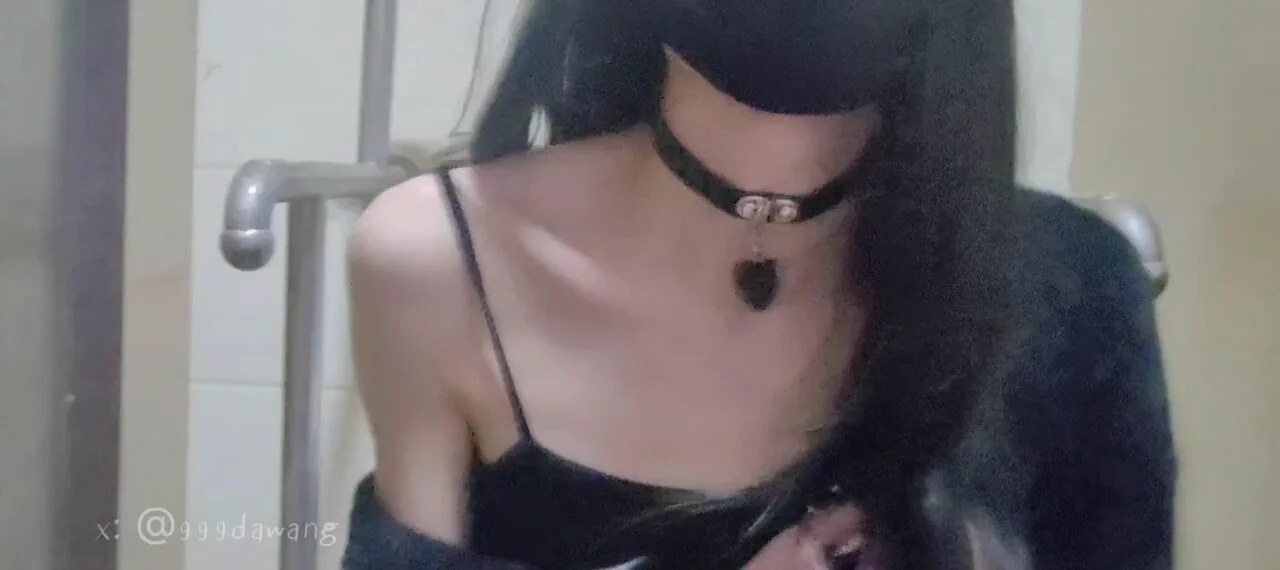 久违的公厕露出锁射😎 什么叫传奇耐冻王，其实还是套着风衣的，就是戴着郊狼脚铐走路时的样子可能在路人眼里有点奇怪..？这个视频有点戛然而止，因为后面有个大哥突然进来让我措手不及，虽说没干啥但路过看了我一眼说了句“你好骚啊”草，被逮到的样子有点狼狈就不发了。。。❤#伪娘 #男の娘 #露出 https://t.co/Mm76KMILeG