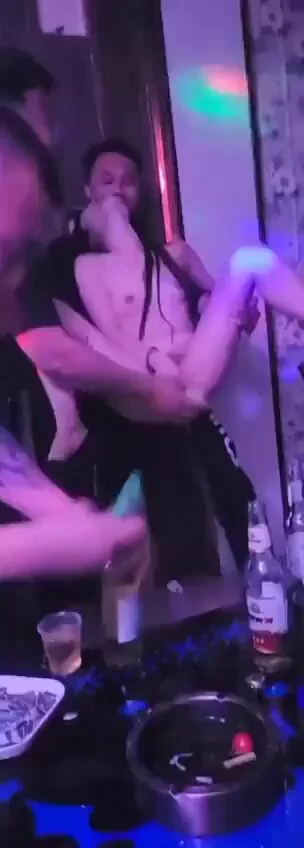 一瓶瓶啤酒打开往骚逼里面灌，那种啤酒气泡的冲击着阴道让这个女人竟然高潮了，太猛了，这个逼不知道以后会给哪个人高价彩礼买走啊完整版及更多精彩内容点评论区获取👇👇👇 https://t.co/ZOwotVG55b