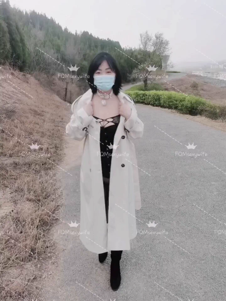 初春的湖边，山下的人还是能看到山坡小路上有个边走边脱衣服的女人。#夫妻奴 #性奴 #女M #SM #淫妻 #调教 #露出 https://t.co/FkcCXYAvZ0