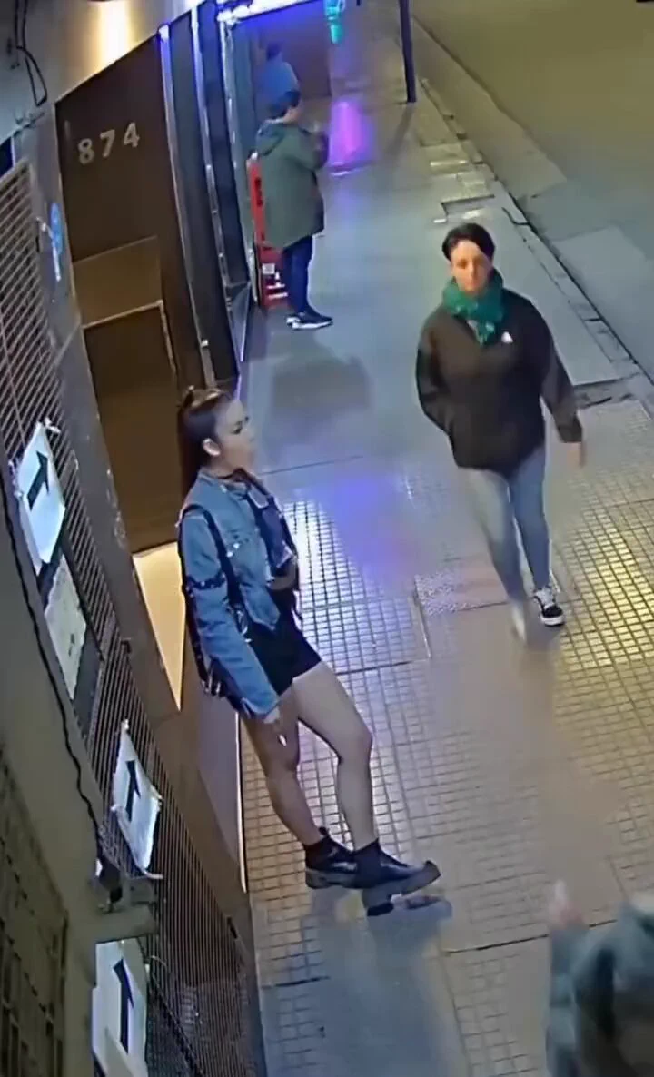 ここまでして触りたいものなの？🤣 https://t.co/ul4KsL5VCE