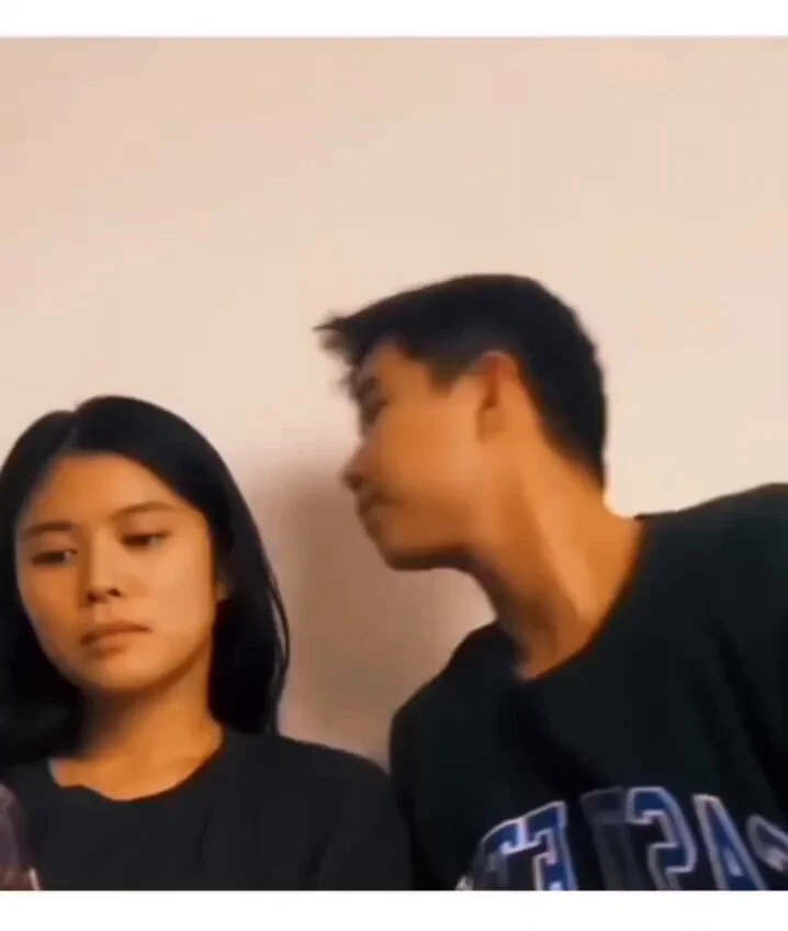 Bro unlocked new technique to get more kiss😭 https://t.co/0CgkECwAsw