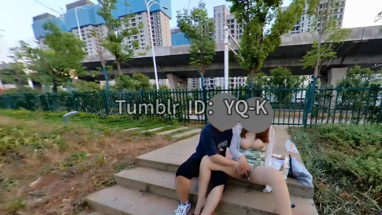 #YQ_K #母狗 #露出 正在路边公园为粉丝拍摄定制视频，一位小哥哥一直在远远看的看着我，我向小哥哥招手，小哥哥心领神会直接做到我旁边就开始吸我的奶子，手还不停的揉小逼，直接喷了。露出投稿💌：@LC_kuking https://t.co/abeiVpGvDx