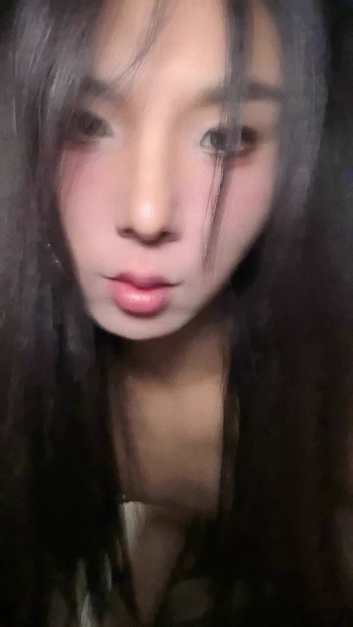 和小十岁的可爱弟弟干正事，vivi也算是吃到嫩草啦～PS：第一次拍涩涩视频，经验不足，好糊呀～ https://t.co/iMYCjiXpb6