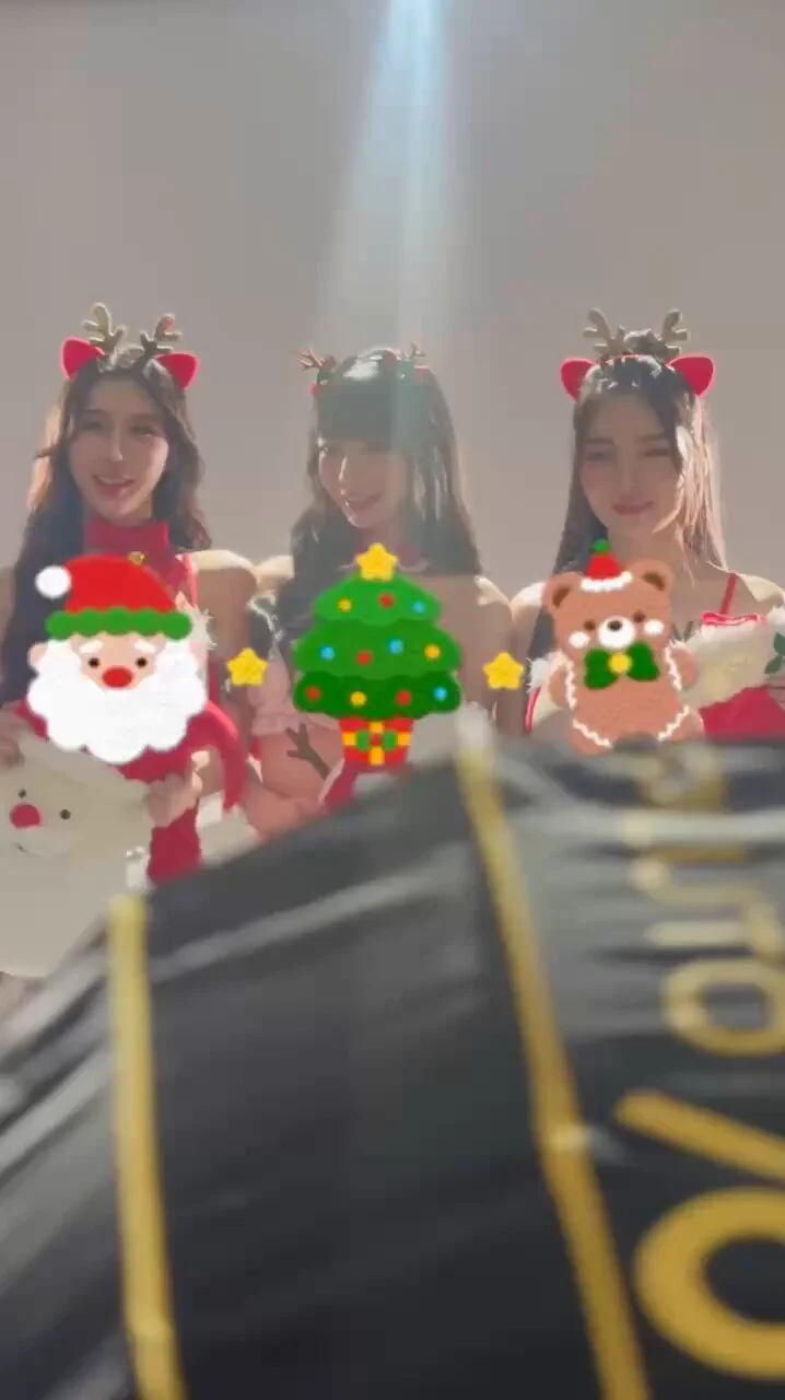 大家收到今年聖誕長輩圖了嗎🎄領取完整版聖誕賀圖➡️https://t.co/DUjbGCdpJr https://t.co/5T5CKpOJLZ
