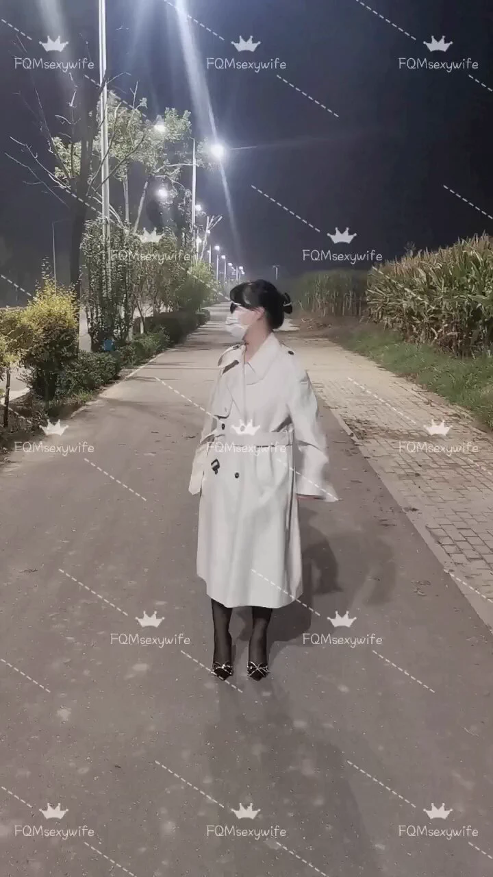 夜晚，街灯下，妻子慢慢的褪去衣裳，让身体暴露，期待着被陌生人的窥视甚至是侵犯。#夫妻奴 #性奴 #女M #SM #淫妻 #调教 #丝袜 #露出 https://t.co/TbkqDlIsuT