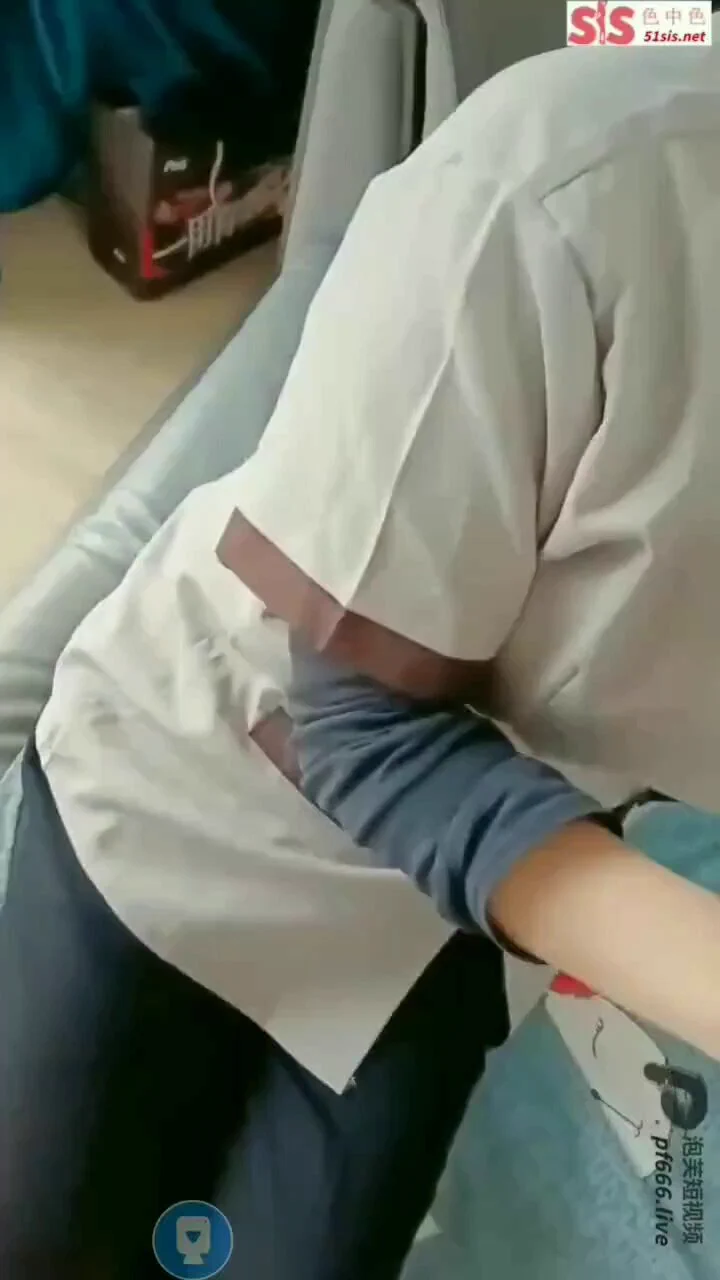 上门做清洁的阿姨被小伙一顿忽悠，长相虽然一般但有一双巨乳，小伙凭借三寸不烂之舌，阿姨终于愿意脱掉外套，边脱嘴里还念叨的说年轻人不懂事，但小伙早已经按耐不住，直接从背后插了进去，果然女人“三十如虎，四十如狼”，最后顶着花心内射了还不让停下来~后续看一楼回复哈~https://t.co/lUz5d624vS