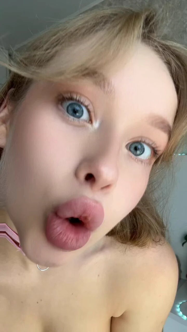 would you like to jump on my boobs honey? https://t.co/cDib5hbWt5