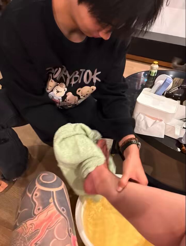 脚好红😭

电报群：https://t.co/XxyNrg2COk

#精神小妹 #无脑上供  #冤种  #舔狗  #洗脑 #奴下奴 #白给 #红框挑战 #男M任务 https://t.co/rYDrL22um4