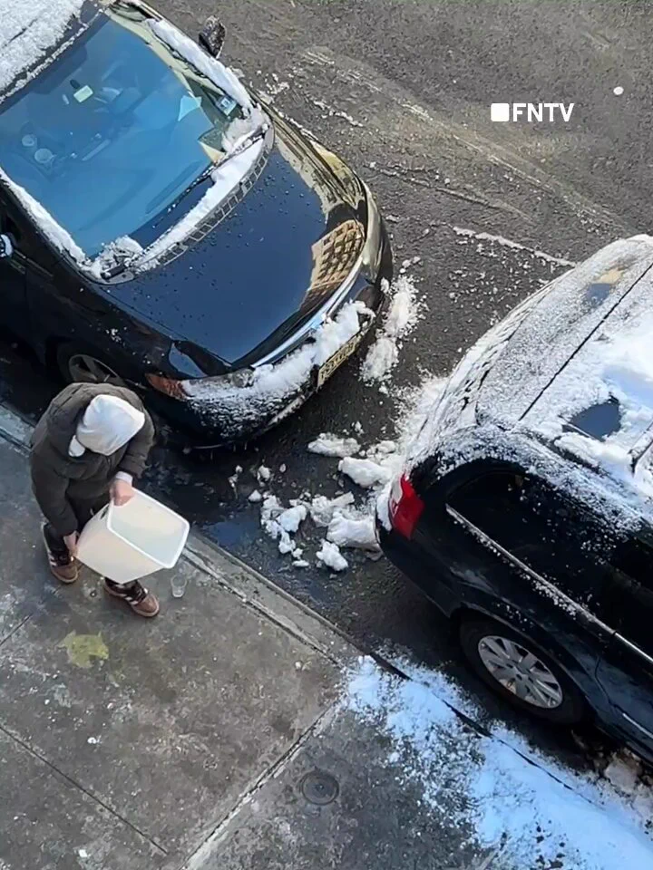 PSA: Do NOT use hot water to clear off ice or snow off your car. You will end up with shattered windows. https://t.co/93b8UdAkEL