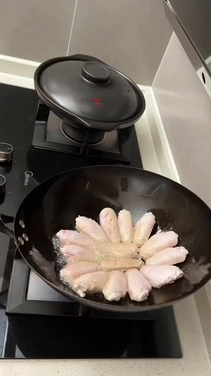 可乐鸡翅太香喽 隔壁小孩儿都馋哭啦🥰#dinner #Food #foodie #delicious https://t.co/q1ot7zI16s