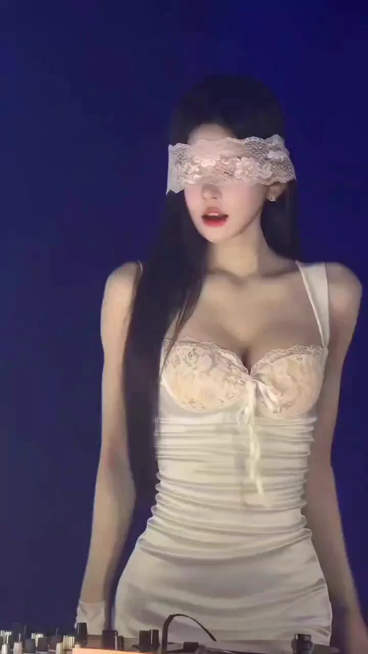 以前的薇姐单纯的躺床上两脚一张财源滚滚来，据说生意好的时候一下午能接3个单往上。现在的薇姐还得展示各种才艺，经济下行没有客户也少。你说大部分薇姐就没存下钱吗？答案是肯定的，除了日常开销还有各种房贷车贷——或许莫言在丰乳肥臀里描述的女人用身体换几个馒头的事，其实可能现在在中国已经发生了，那身体还贷😏