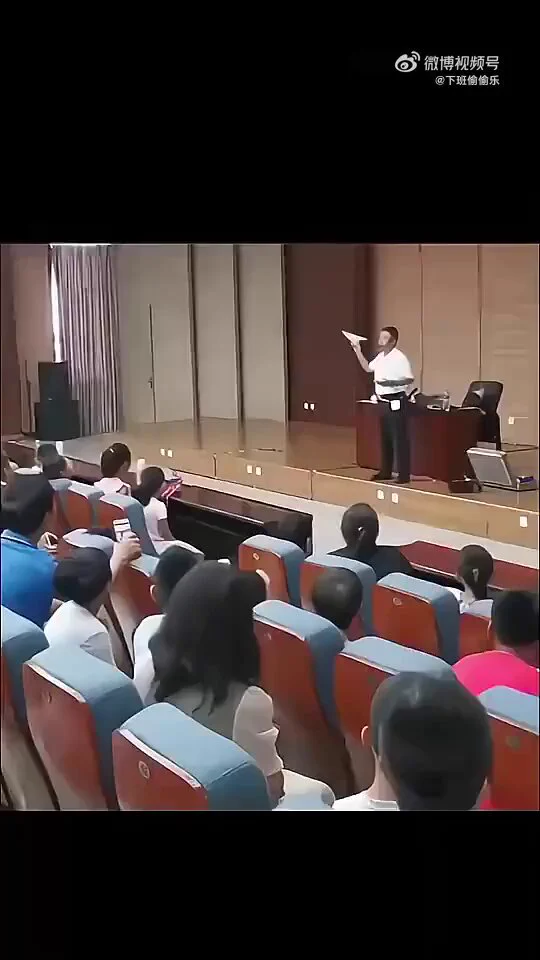老师展示飞机操作，引来下面一阵尖叫，结果纸飞机飞了一圈，又飞回老师手上了 https://t.co/GVWiadHRzH