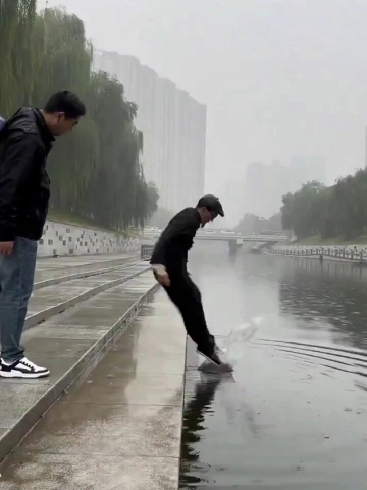 老爷子，脚速挺快！旁边这哥们儿看体型练这个不是湿鞋，估计得湿身😅😅 https://t.co/xTxT137N4z