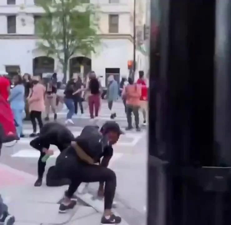What in the world is going on here? https://t.co/peeQGhrXj2