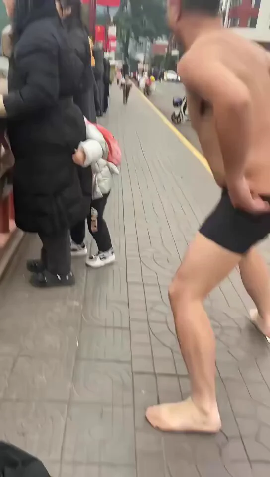 🇨🇳🔴البطل في ليشان بمقاطعة سيتشوان، قفز من جسر بارتفاع 10 أمتار لإنقاذ رجل كان يغرق.👍👍👍 https://t.co/qkRZoSiSyU
