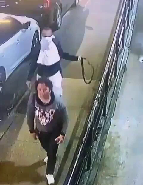 A man in nyc drags a woman with a rope ☠️ https://t.co/lmnkhuSa4f