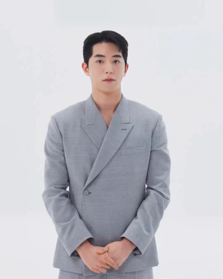 "Merry Christmas" Celebrate the magic of Christmas with Nam Joo hyuk 🎄 เฉลิมฉลองเทศกาลคริสต์มาสสุดพิเศษไปกับนัมจูฮยอก⁣#CentralChidlom#TheStoreofBangkok#CentralChidlomxNamJooHyuk#NamJooHyukCitizenofChidlom https://t.co/XhObi9jbBW