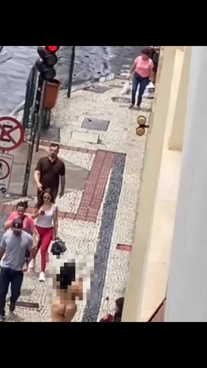 Uma mulher foi flagrada na manhã de hoje, nua, no cruzamento mais movimentado de Juiz de Fora. Ela usava apenas chinelos, que foram abandonados após atravessar a Rio Branco https://t.co/MprChBgvya