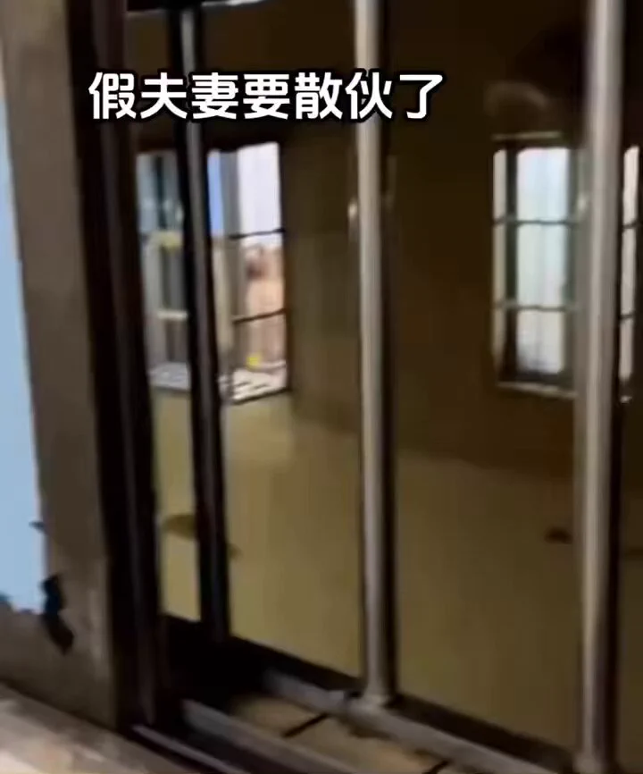 2024/12/23/网友实拍，还有1个多月就要过年了，隔壁一对临时夫妻也要散伙了，吵了一架夜都还没谈好！男的要走，女的不让走,听那意思女的是倒贴🤣! https://t.co/evkimUZ9f9