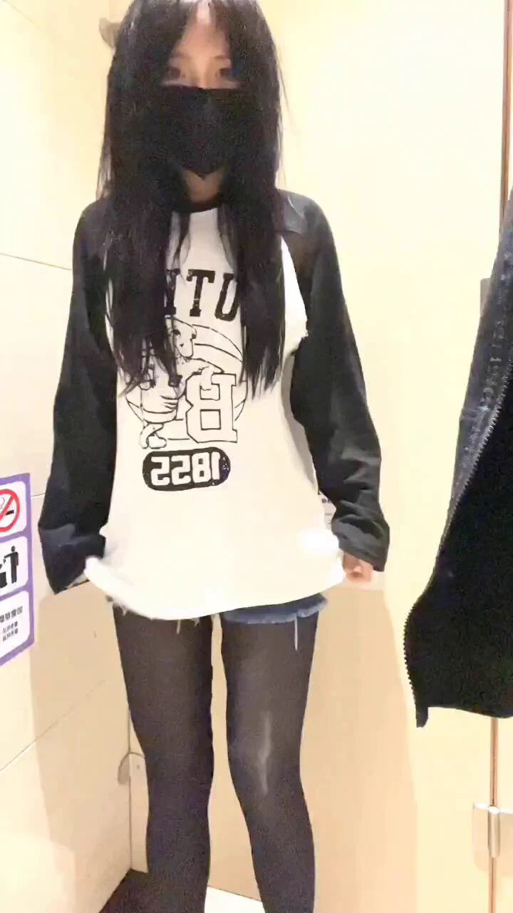 自己吓自己（四）单人餐厅露出是最没看点的，因为我不能饭点去，不能坐在显眼的位置，所以拍出来的1个多小时基本没什么看的，但是对于我来说是紧张刺激的，穿着露出的衣服，坐在窗边，来来往往的路人和吃饭的人，还有服务员，还有头顶的监控，对于我来说都是挑战。不被发现又能在人前露出太刺激了😗 https://t.co/u9ZTtOBSbR