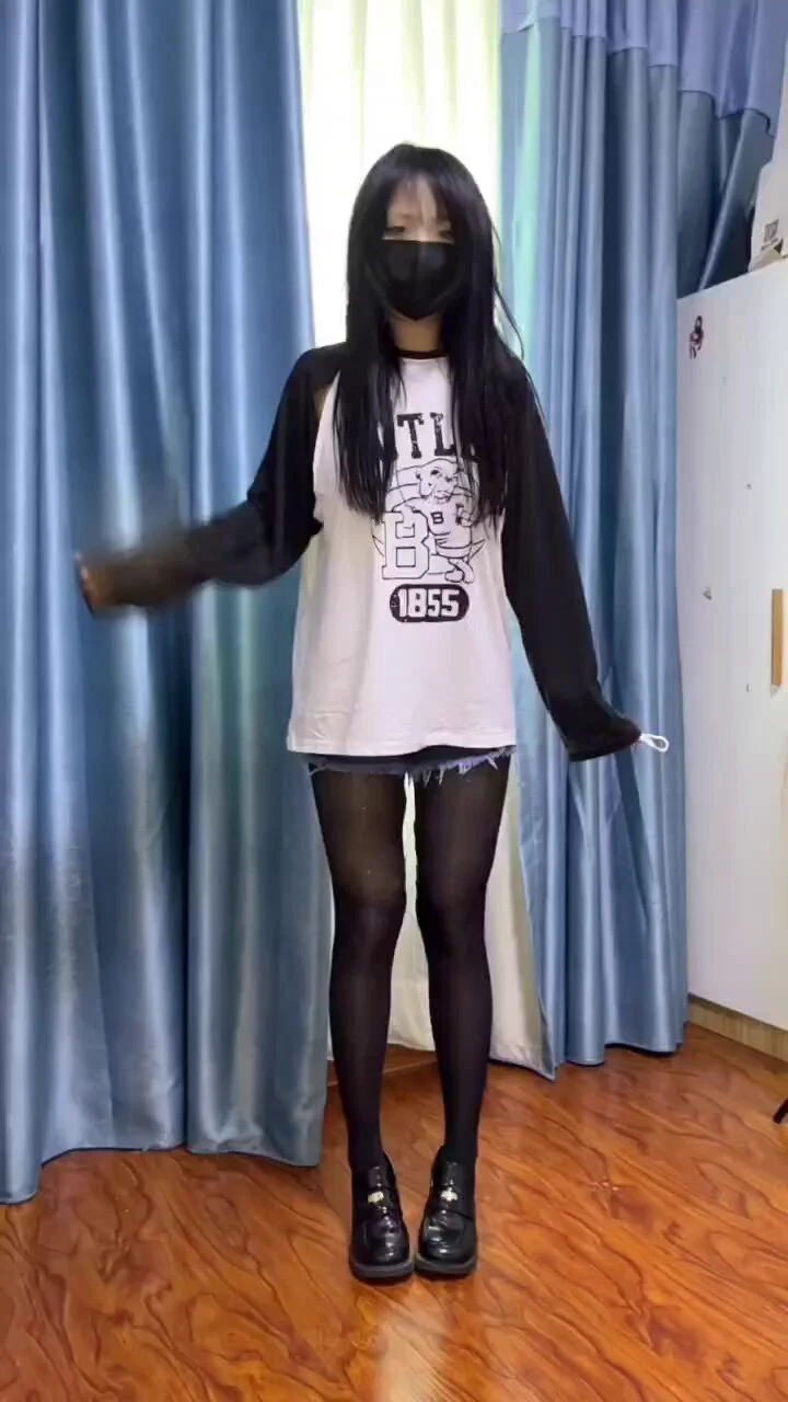 自己吓自己（四）单人餐厅露出是最没看点的，因为我不能饭点去，不能坐在显眼的位置，所以拍出来的1个多小时基本没什么看的，但是对于我来说是紧张刺激的，穿着露出的衣服，坐在窗边，来来往往的路人和吃饭的人，还有服务员，还有头顶的监控，对于我来说都是挑战。不被发现又能在人前露出太刺激了😗 https://t.co/u9ZTtOBSbR