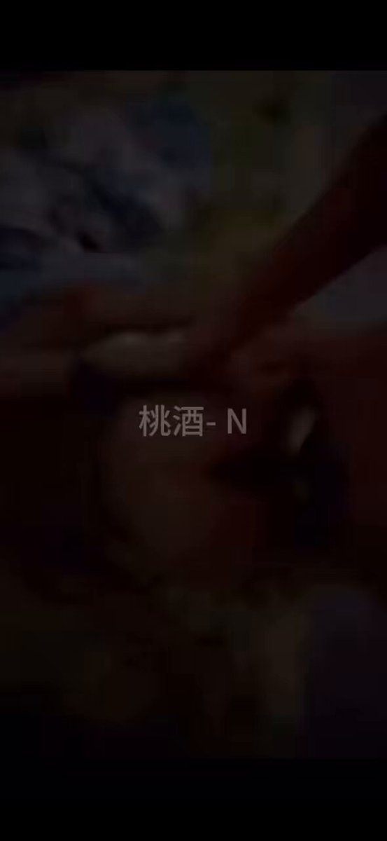 你平安夜被别人骗去吃水果了吗？
发小老早就让我带他体验3p
今天平安夜 带发小约了个妹妹吃饭
感觉还不错 果断一起回去了
听声音就知道 妹妹要爽死了
@tbzt2024
@007share 
@wqganenshi_ https://t.co/SEyC3KErhL