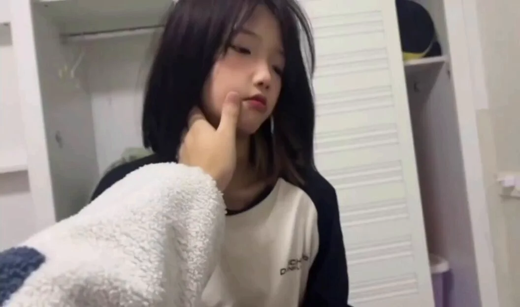 父女乱伦，从小调教女儿，调教奶头从小被吸的很大，开发小嫩穴，用玩手机一小时哄她为我口交，听话的小棉袄（全系列长视频，进群可看）近亲乱伦，母子。父母，姐弟，孕妇，喂奶，猎奇，萝莉少女白虎学生，uu等猎奇资源全集进群可看： https://t.co/e9OhKRExug https://t.co/pWYQCu5b2b