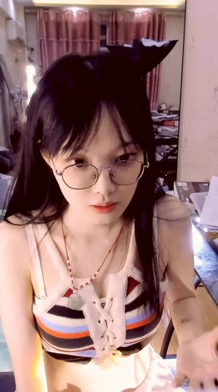 擦边主播谈擦边。金句频出啊！这姑娘的认知，绝对超过99%的人了。 https://t.co/z1yauIytxn