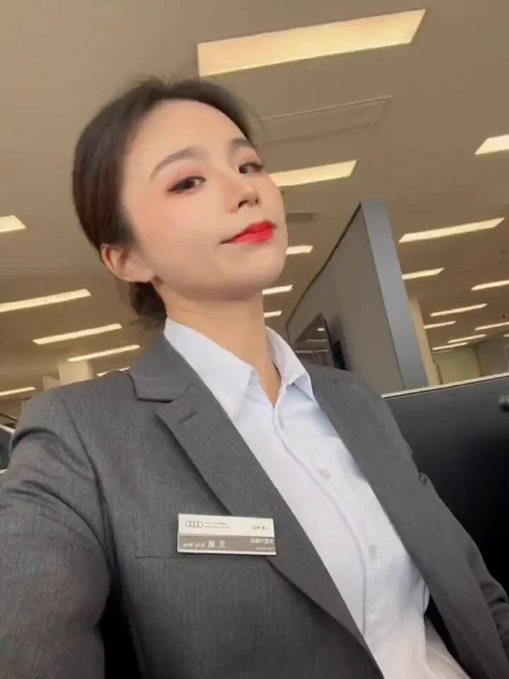 刚刚在楼梯口交了个朋友，口红都掉完了，补补口红，继续交下一个朋友 https://t.co/QYu4Iz0ANd