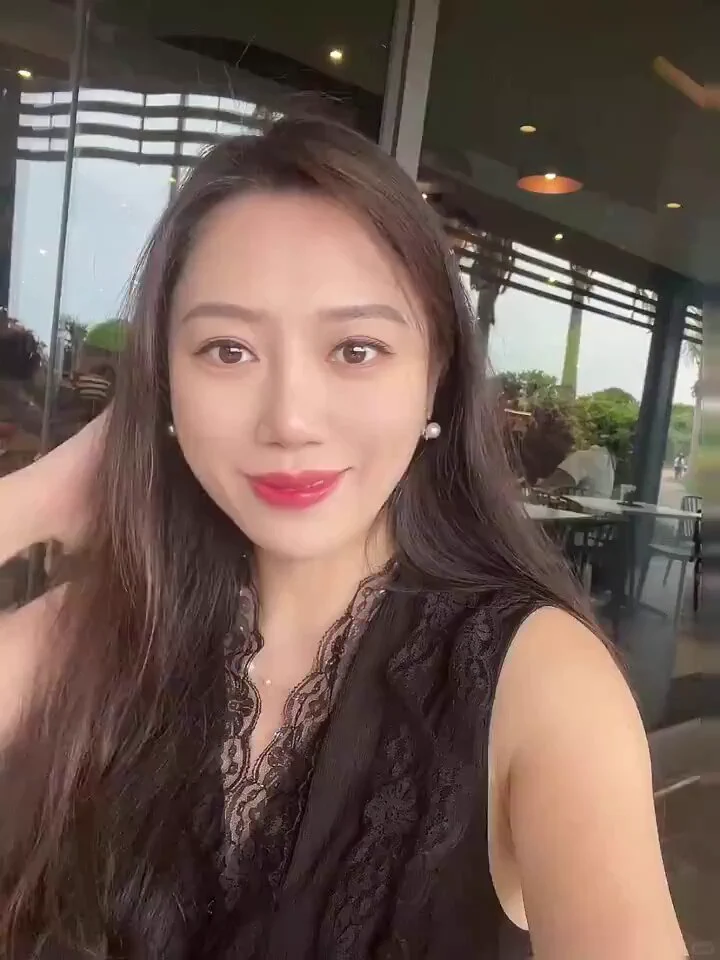 工作和生活的我很反差 每个人的减压方式不同，而我的方式追求刺激. 女人的快乐和喜欢无非就是此时此刻有个懂我又有情趣的男人罢了 有想认识我的推友们点点关注私信给我 我们聊聊天交个朋友 https://t.co/ghOyynm1eD