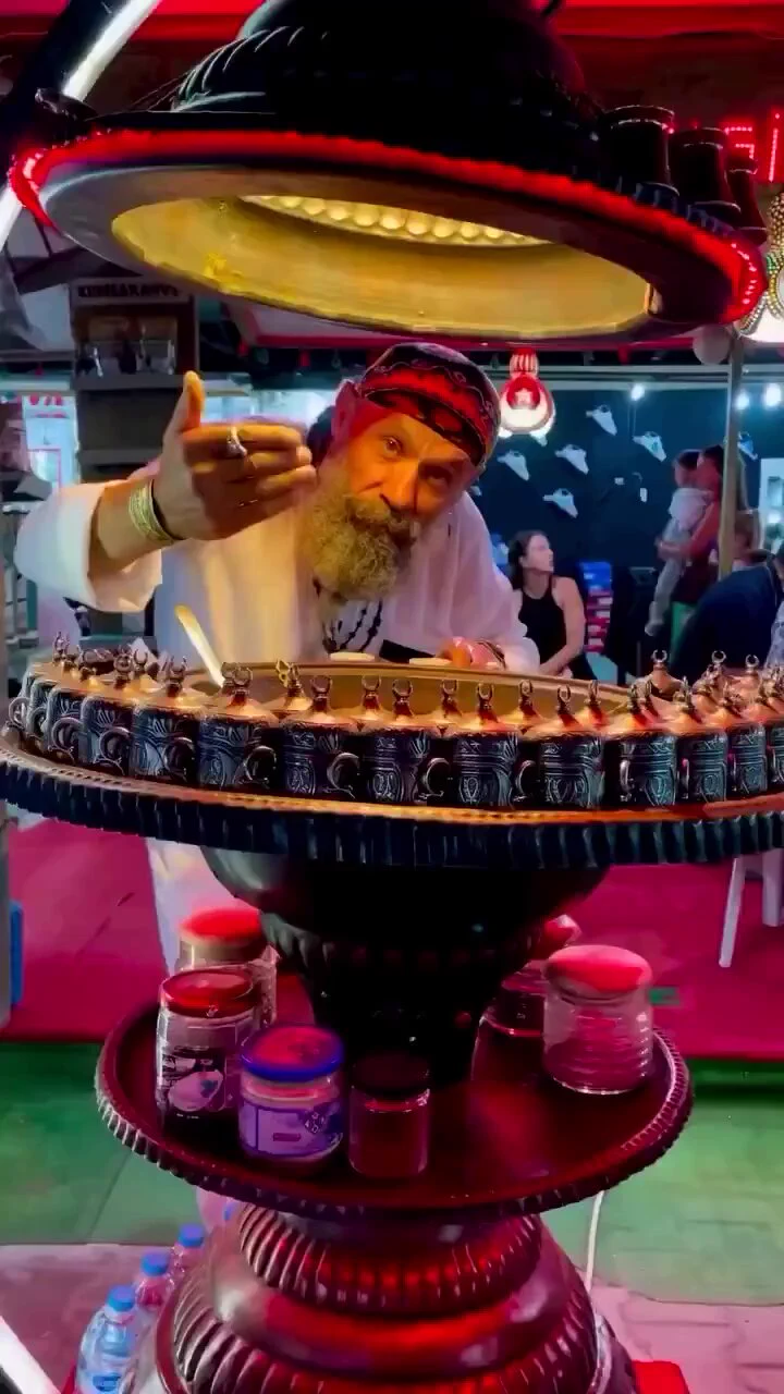 お、トルココーヒーじゃん。砂であっためるコーヒー。泡が多い物が美味しいと言われているけど。無形文化財にも登録されている。なお、コーヒーはかなり濃く苦い。ブラックでも飲むけど、砂糖と一緒に煮たり、スパイスいれるパターンもある。https://t.co/REU3WIL2Jf